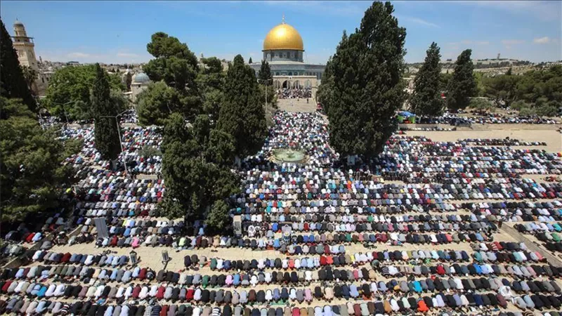 عشرات الآلاف يؤدون صلاة الجمعة في المسجد الأقصى وسط إجراءات مشددة