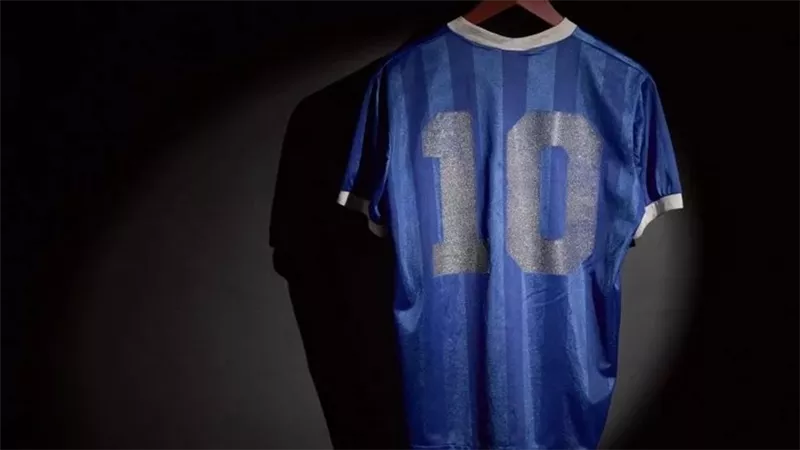 بـ مليون و200 ألف دولار.. عرض قميص مارادونا بمونديال 1986 في مزاد