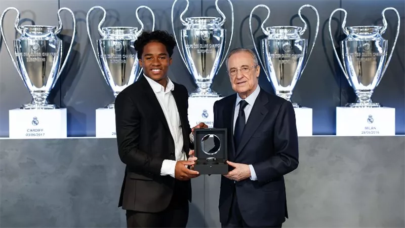 ريال مدريد يقدم لاعبه الجديد إندريك.. والبرازيلي يبكي