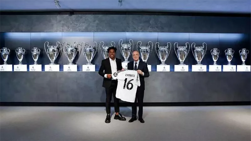 إندريك متأثرا: أشجع ريال مدريد منذ الصغر.. وبيريز يرد: أنت مع أسرتك