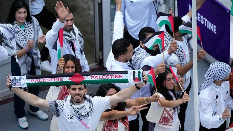 هل يطلب من لاعبيه الانسحاب ضد إسرائيليين؟.. رئيس الأولمبية الفلسطينية يرد