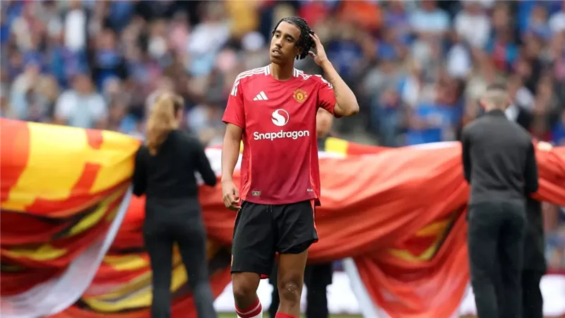ضربة قوية لـ مانشستر يونايتد.. نجمه الجديد يغيب عن الملاعب 3 أشهر