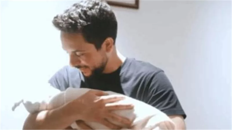بعدما تصدرت رجوة الحسين التريند.. مقطع فيديو يظهر الأمير الحسين وهو يؤذن في أذن مولودته 