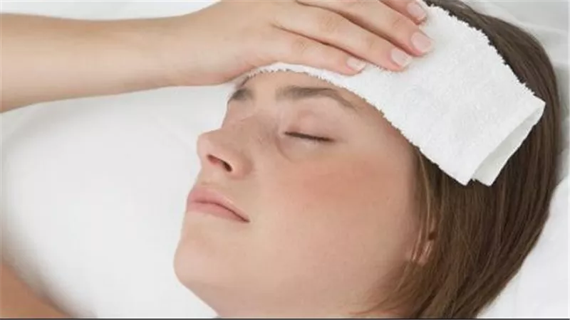 كيف تتخلص من الحمى بسرعة؟.. 5 خطوات منزلية موصي بها طبيًا