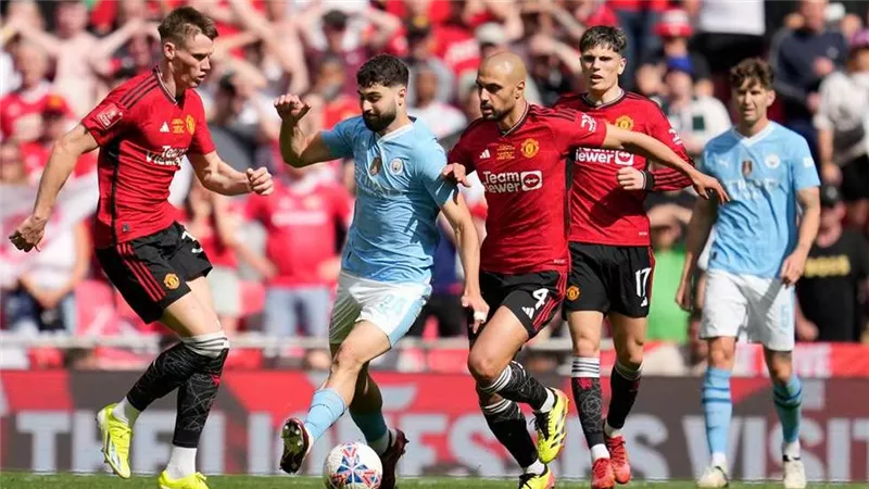 مانشستر سيتي يتحدى مان يونايتد في نهائي كأس الدرع الخيرية.. موعد المباراة والقنوات 