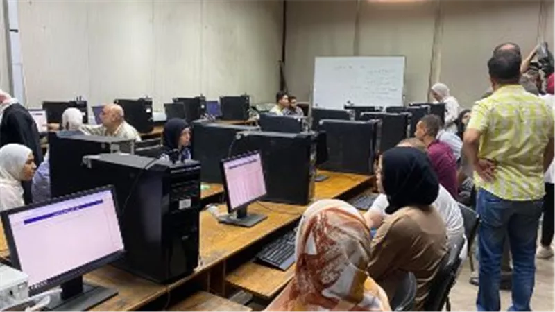 توافد طلاب الثانوية العامة لتسجيل رغباتهم بمعامل تنسيق كلية الهندسة بجامعة القاهرة