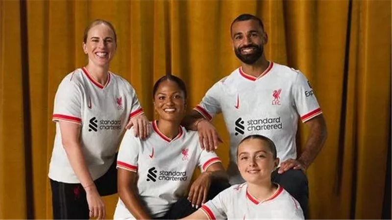 بمشاركة محمد صلاح.. ليفربول يكشف عن قميصه الثالث (صور)