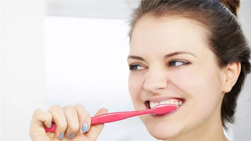 ما هي الطريقة الصحيحة لتنظيف الأسنان؟.. 3 فوائد لتفريش أسنانك يوميا