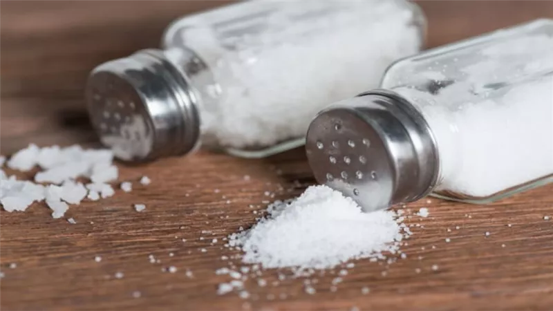 ما هو الفرق بين ملح الطعام وملح البحر؟.. اعرف أيهما أكثر فائدة