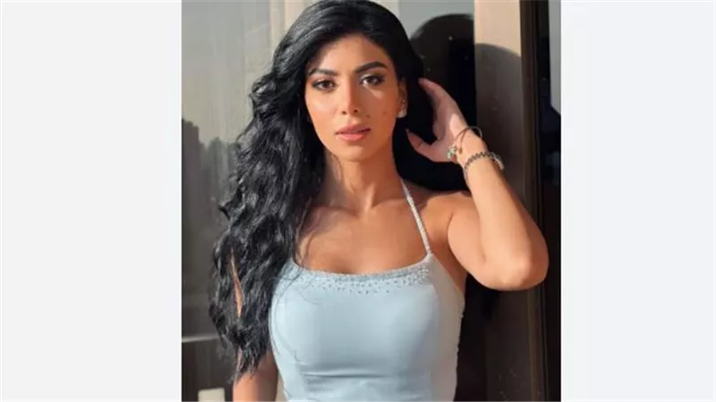 مرتدية بنطالا رياضيا باللون الرمادي الفاتح.. كارولين عزمي تتصدر التريند (صورة)