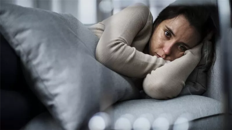 أنواع الاكتئاب عند النساء.. تغيرات مزاجية قبل الحيض وبعد الولادة