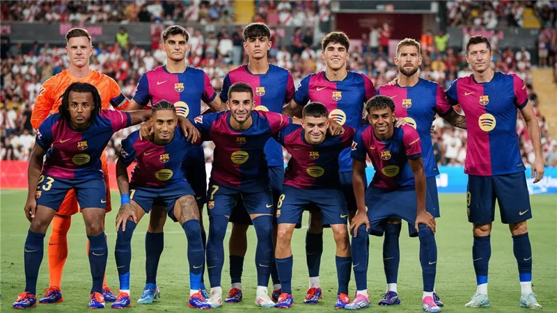 ليفاندوفسكي يتصدر قائمة برشلونة لمواجهة أوساسونا بالدوري الإسباني