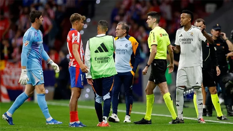 بعد إلقاء القمامة على كورتوا.. أتلتيكو مدريد يعلق على أحداث الشغب في بيان رسمي