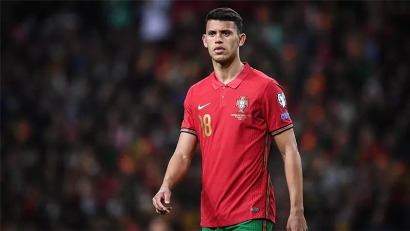 بسبب سرقة هاتف محمول.. القبض على لاعب مانشستر سيتي 