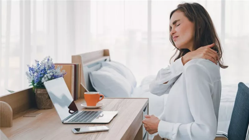 تمارين للرقبة والكتف والظهر لتخفيف متلازمة المكتب.. 4 نصائح وقائية مهمة