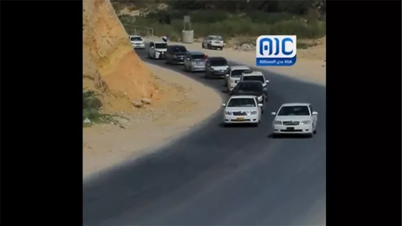 حشود من أبناء حوف في طريقها إلى الغيضة بمحافظة المهرة للمشاركة بفعالية هويتنا جنوبية (فيديو)