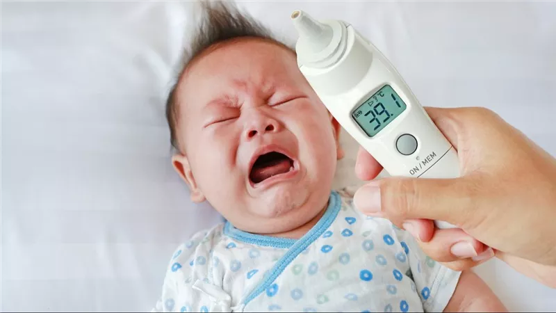 متى يكون ارتفاع درجة الحرارة خطير عند الأطفال؟.. انتبهي لـ 4 مؤشرات