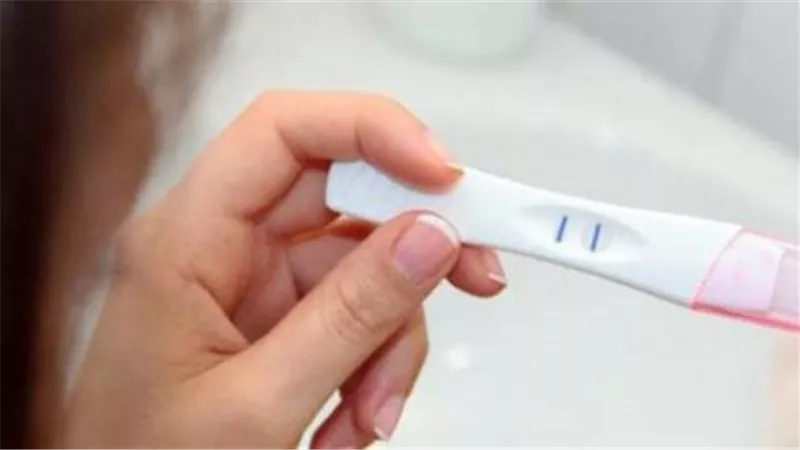 أعراض الحمل مقابل متلازمة ما قبل الحيض.. علامات مشتركة وأخرى مميزة