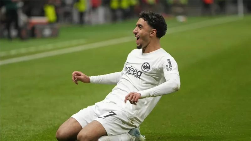 بهدف رائع.. عمر مرموش يواصل تألقه ويقود فرانكفورت لفوز ثمين بالدوري الأوروبي
