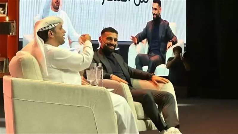 محمد صلاح بمعرض الشارقة للكتاب لأحد المعجبين: 