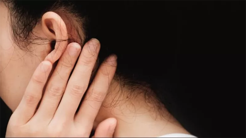 أسباب ألم خلف الأذن.. 5 حالات مرضية شائعة تعرف عليها