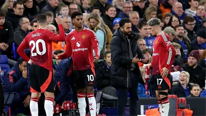 اندلاع حريق في غرفة الـVAR بمباراة مانشستر يونايتد وإيبسويتش تاون بالدوري الإنجليزي