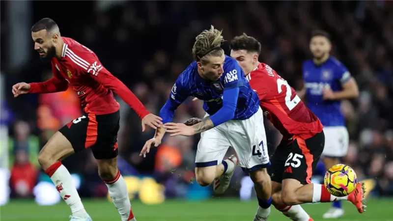 بمشاركة سام مرسي.. مانشستر يونايتد يتعادل إيجابيا مع إيبسويتش تاون بالدوري الإنجليزي