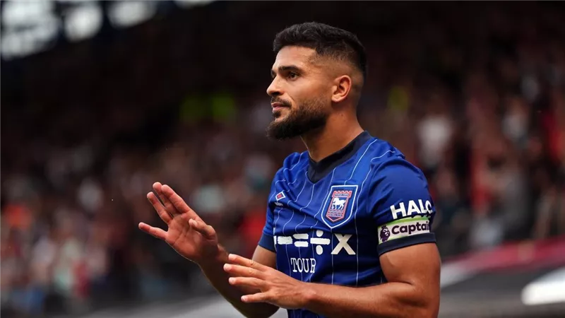 بطلها سام مرسي.. لفتة إنسانية من قائد إبسويتش تاون في الدوري الإنجليزي (صورة)