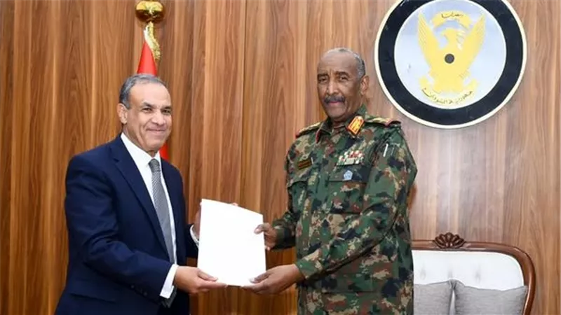 وزير الخارجية ينقل رسالة الرئيس السيسي رئيس مجلس السيادة الانتقالي السوداني