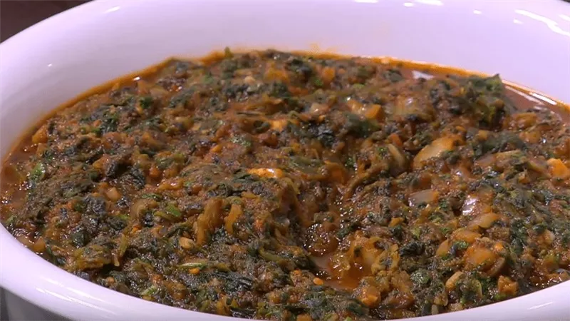 طريقة عمل السبانخ المصرية بالصلصة والطشة.. طبخة مغذية للشتاء
