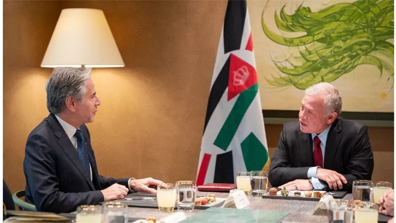 بلينكن يبحث مع العاهل الأردني الجهود الدبلوماسية الرامية إلى حل الأزمة السورية