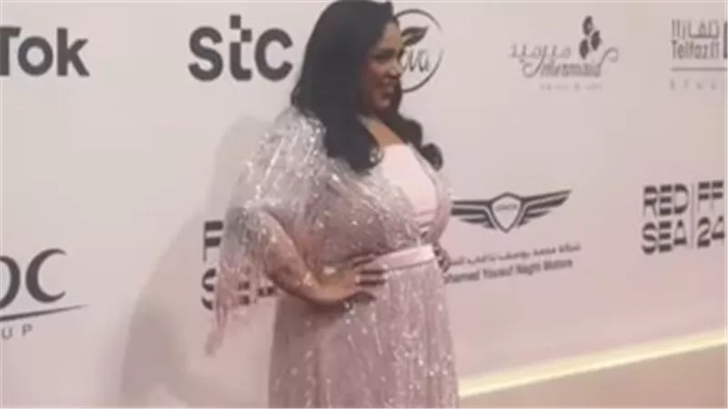 كيف خطفت شيماء سيف الأنظار على السجادة الحمراء؟ (فيديو)