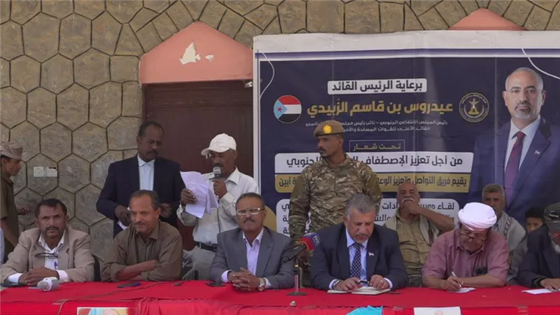 فريق التواصل وتعزيز الوعي السياسي يلتقي بالشخصيات الاجتماعية والقبلية بمديريتي لودر ومكيراس بأبين (صور)