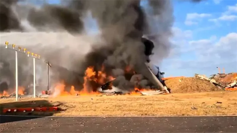 مصرع شخصين بتحطم طائرة صغيرة على طريق سريع بإيطاليا