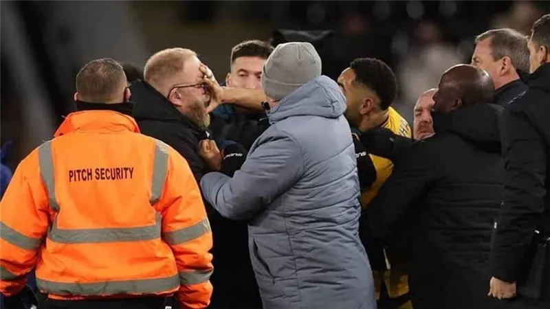 رسميا.. إيقاف وتغريم لاعب وولفرهامبتون بعد أحداث مواجهة إبسويتش تاون