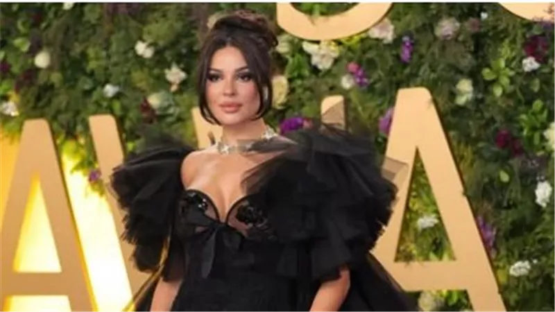  ناقد موضة لبناني عن فستان نادين نجيم في joyawards: فنانه عربية باطلالات عالميه وهذا الشي كثير عاجبني 