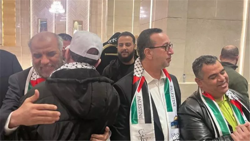 وصول الأسرى الفلسطينيين المفرج عنهم إلى المستشفى الأوروبي في غزة