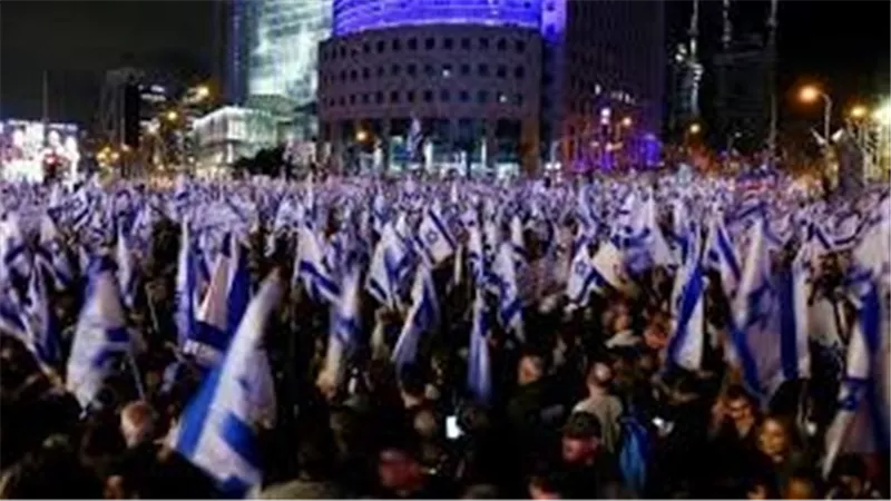آلاف المحتجين يتجمعون أمام وزارة الدفاع بتل أبيب للمطالبة باستمرار صفقة التبادل