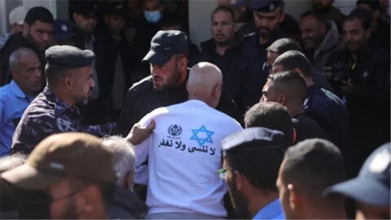 الأسرى الفلسطينيون يحرقون ملابس عليها نجمة داوود ارتدوها قبيل الإفراج عنهم