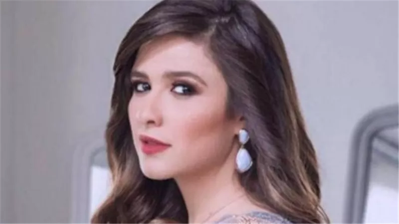 بعد نشرها صورة ساخرة للإعلامي باسم يوسف.. الفنانة المصرية ياسمين عبدالعزيز تثير حالة من الجدل