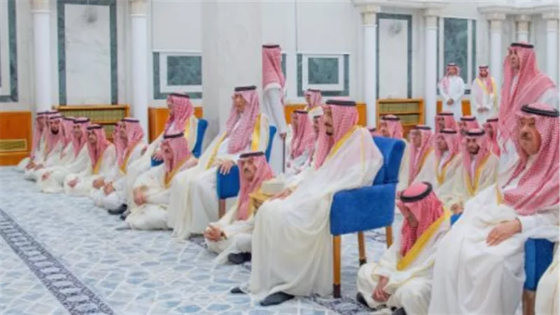 الملك سلمان يؤدى صلاة عيد الفطر فى قصر السلام بجدة (صور)
