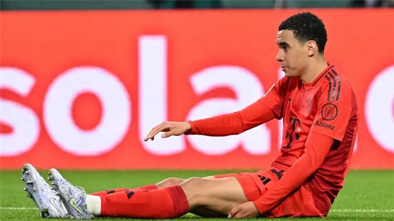 بعد تعرضه للإغماء مرتين في الملعب.. جمال موسيالا يكشف تفاصيل حالته الصحية