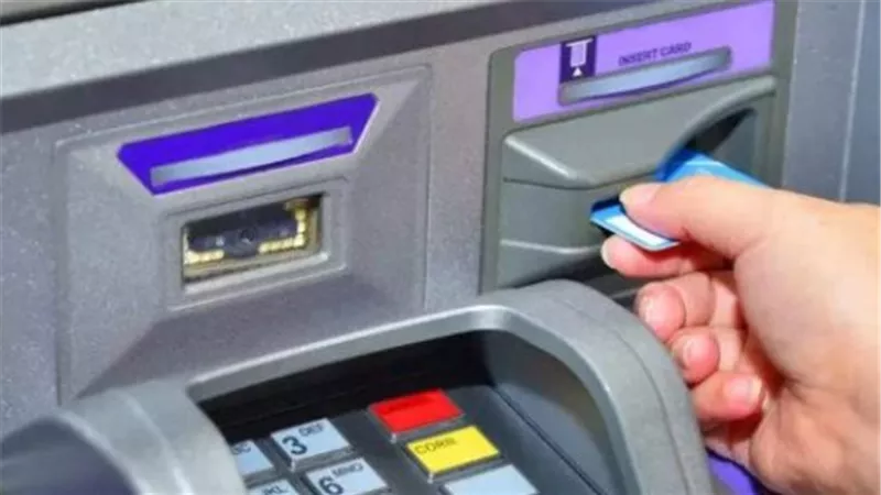 رسوم الاستعلام عن الرصيد من ماكينات ATM