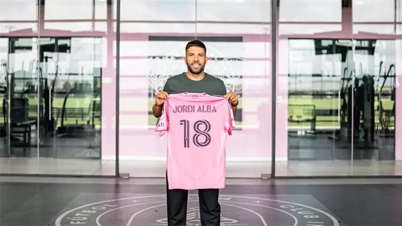 منافس الأهلي.. إنتر ميامي يعلن تجديد عقد جوردي ألبا لموسمين إضافيين
