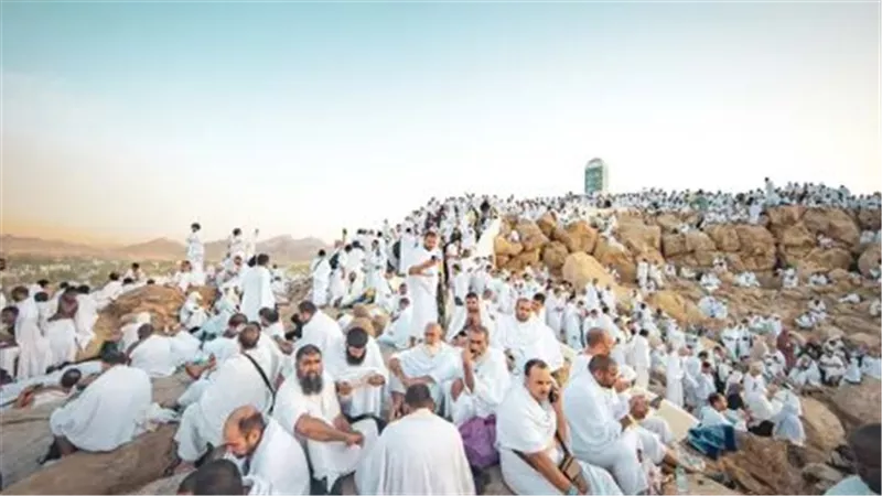 في قلب صعيد عرفات.. جبل الرحمة يتوسط المشهد شامخًا بروحانيته ومكانته في قلوب المسلمين