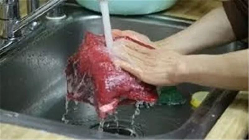 هل يجب غسل اللحوم قبل الطهي؟.. تحذيرات صحية في عيد الأضحى 