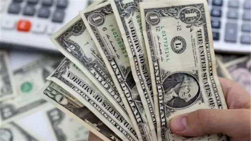 الدولار فى أدنى مستوياته مع تصاعد القلق من الإغلاق الحكومى بأمريكا