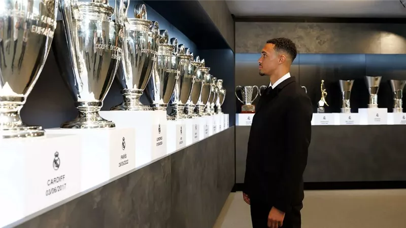 بالرقم 12.. ريال مدريد يقدم نجمه الجديد ترينت ألكسندر أرنولد (صور)