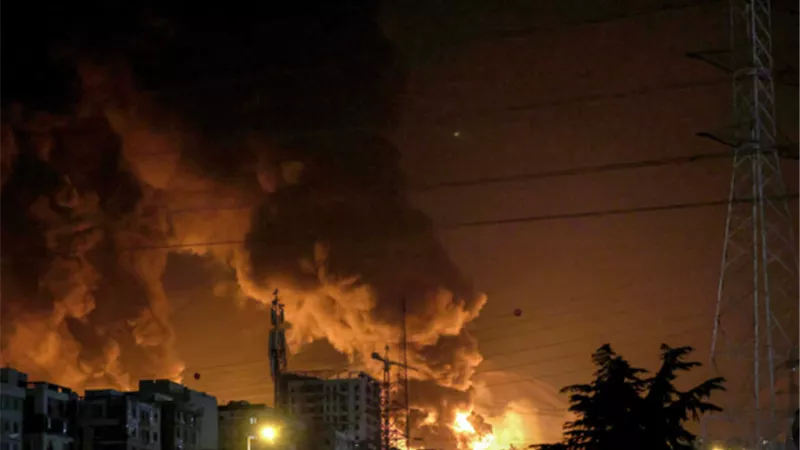وقوع إصابات جراء سقوط صواريخ إيرانية وسط وجنوب إسرائيل
