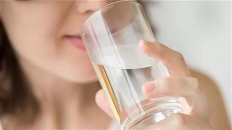 فوائد شرب الماء الدافئ صباحًا على الريق لصحة الجسم وإنقاص الوزن